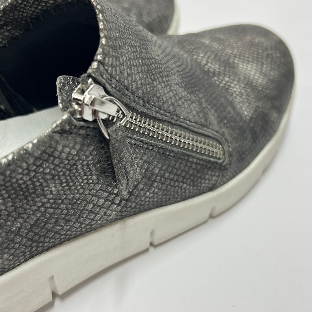 JOHNSTON & MURPHY Women’s Size 7 1/2 Silver Metallic Ankle Bootie - Picture 7 of 9